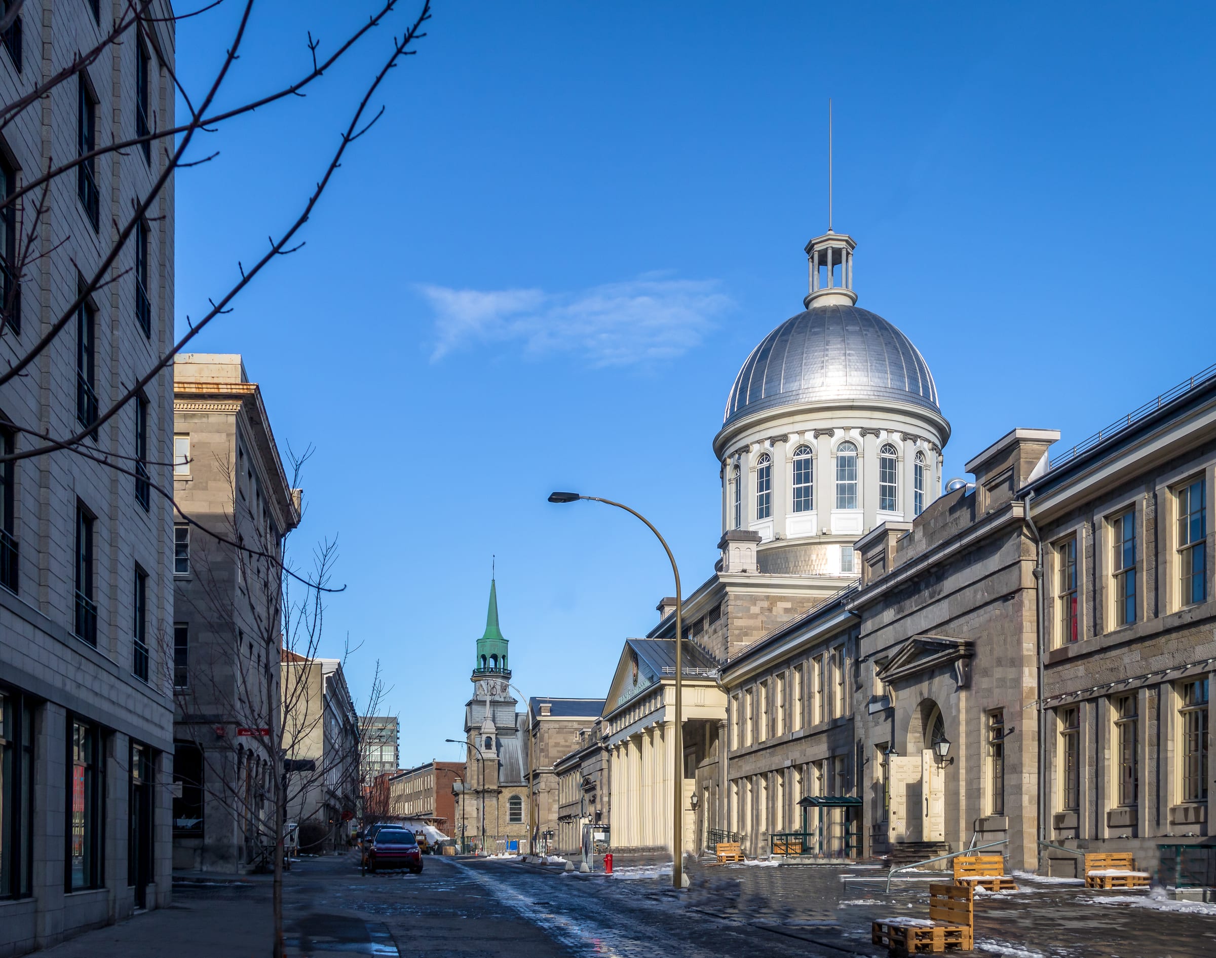 Le dôme argenté du marché Bonsecours surplombe la rue Saint-Paul dans le Vieux-Montréal.