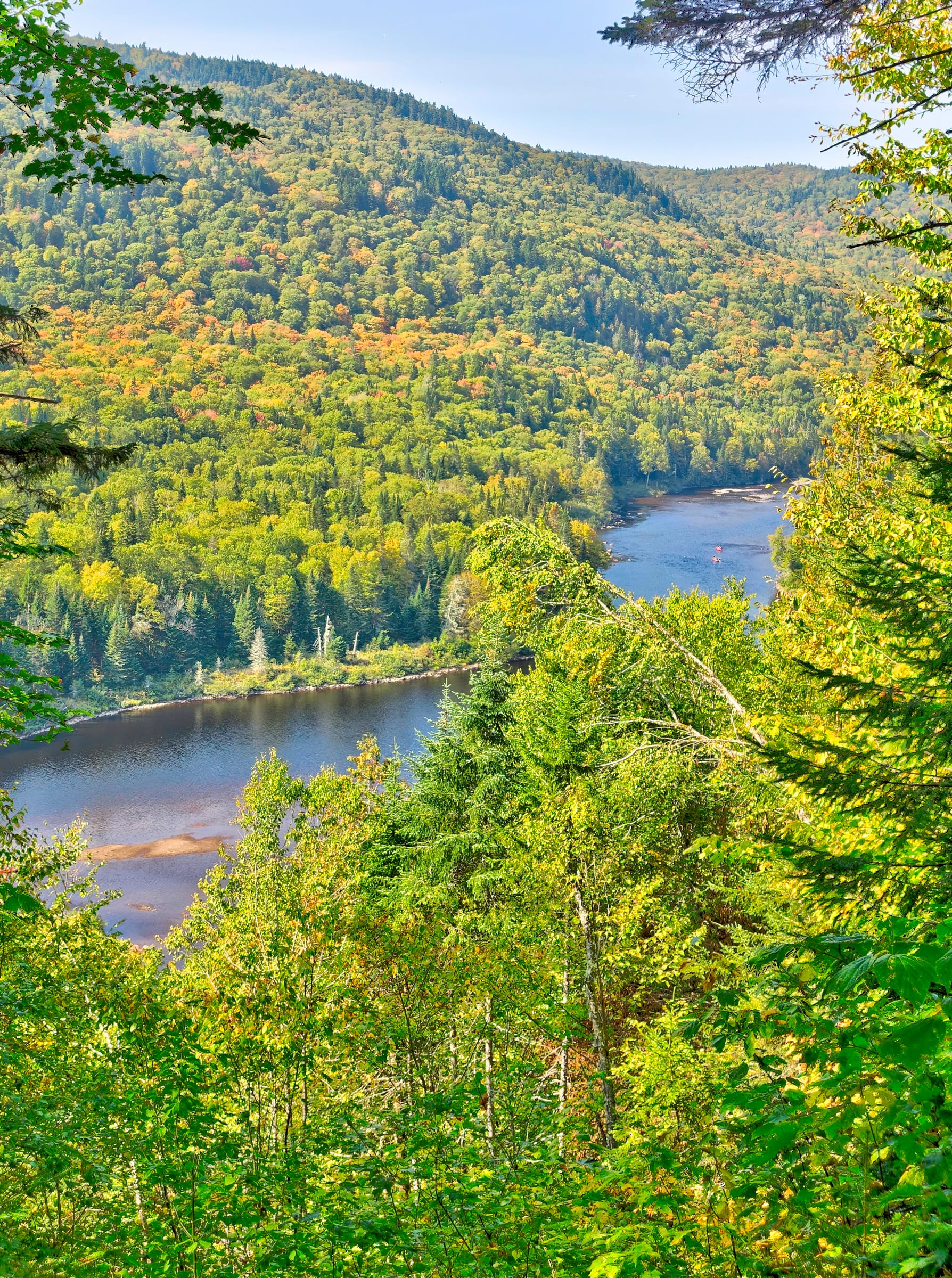 La rivière Jacques-Cartier serpente entre des montagnes boisées aux premières couleurs d’automne.